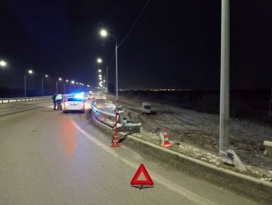 Автобус «Мерседес» съехал с дороги и ударился в металлическое ограждение на 23-м километре федеральной автодороги Тюмень-Ханты-Мансийск под Тюменью