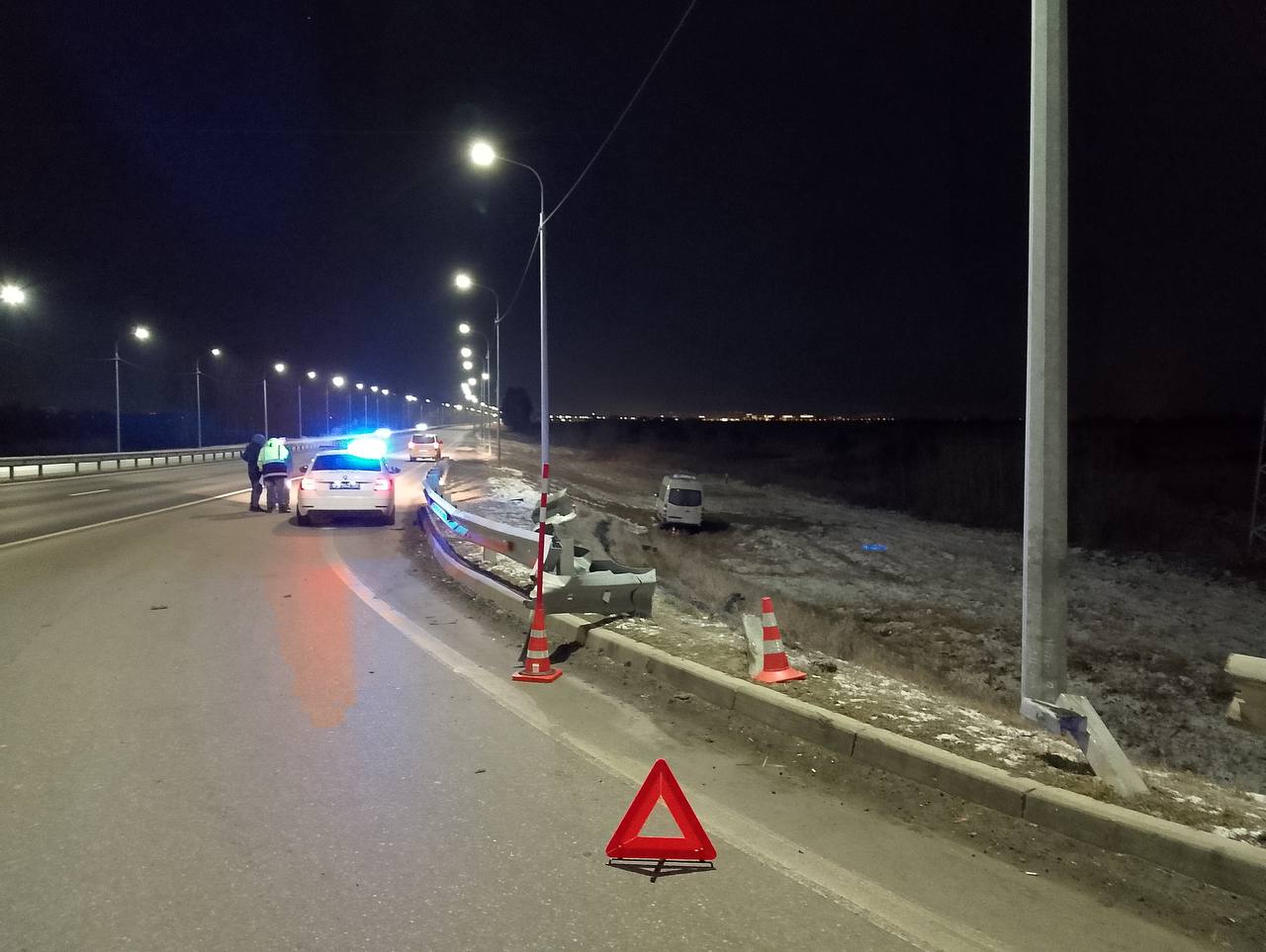 Автобус «Мерседес» съехал с дороги и ударился в металлическое ограждение на 23-м километре федеральной автодороги Тюмень-Ханты-Мансийск под Тюменью