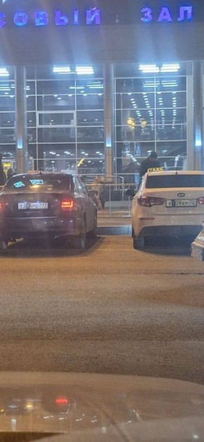 Горожане обратили внимание на то, что таксисты стали скрывать госномера автомобилей на тюменском ЖД вокзале