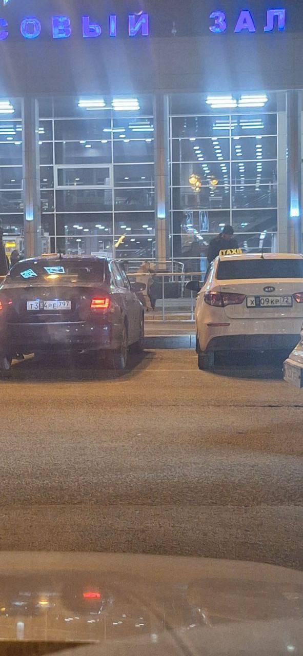 Горожане обратили внимание на то, что таксисты стали скрывать госномера автомобилей на тюменском ЖД вокзале