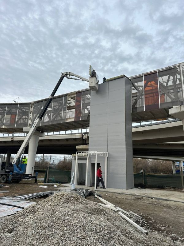 Надземный переход на Мориса Тореза скоро обновят Надземный переход на Мориса Тореза скоро обновят