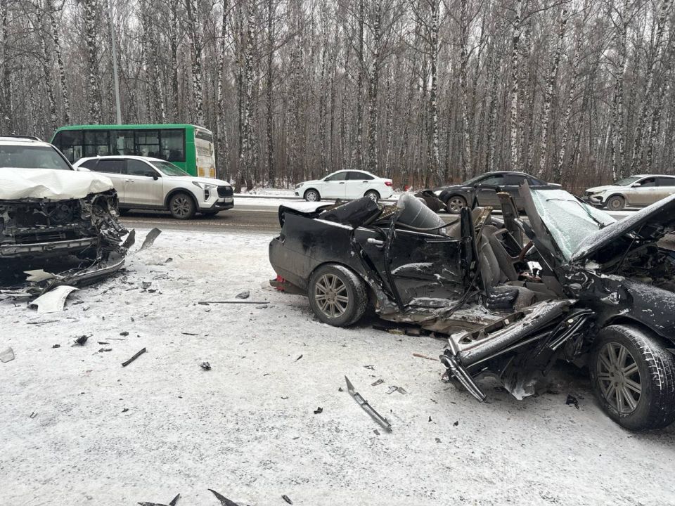 Подробности жесткого ДТП в Тюмени, в котором столкнулись Toyota Mark II и Land Cruiser