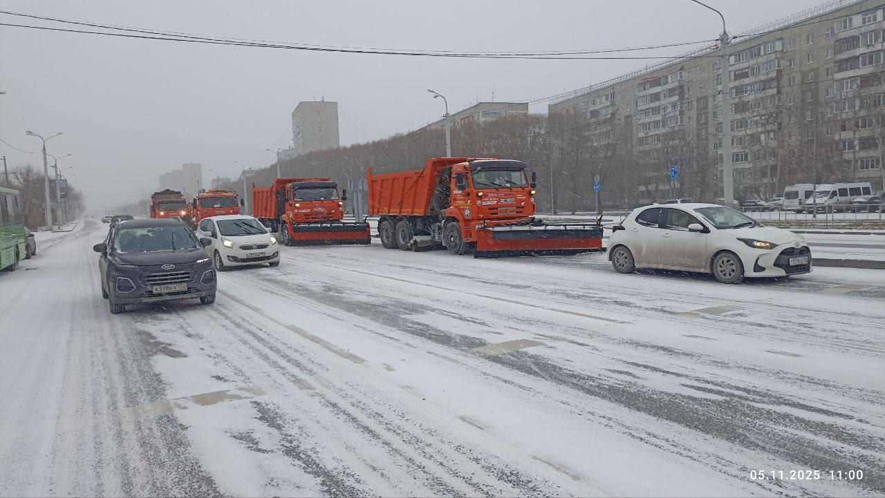 Снегоуборочный транспорт выехал на улицы Тюмени, как только первые снежинки упали на землю Снегоуборочный транспорт выехал на улицы Тюмени, как только первые снежинки упали на землю