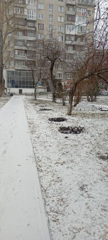 Ямки в сквере Георгия Дьяконова-Дьяченкова: А или Б? Ямки в сквере Георгия Дьяконова-Дьяченкова: А или Б?