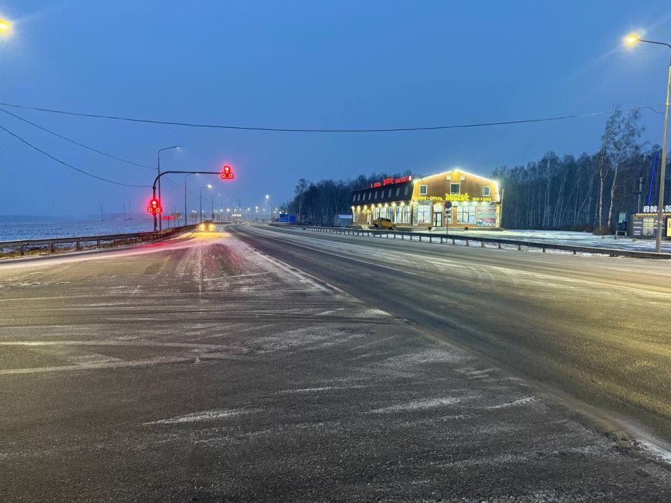 Сотрудники Госавтоинспекции в Тюменской области в сложных погодных условиях несут службу на федеральных автодорогах Сотрудники Госавтоинспекции в Тюменской области в сложных погодных условиях несут службу на федеральных автодорогах
