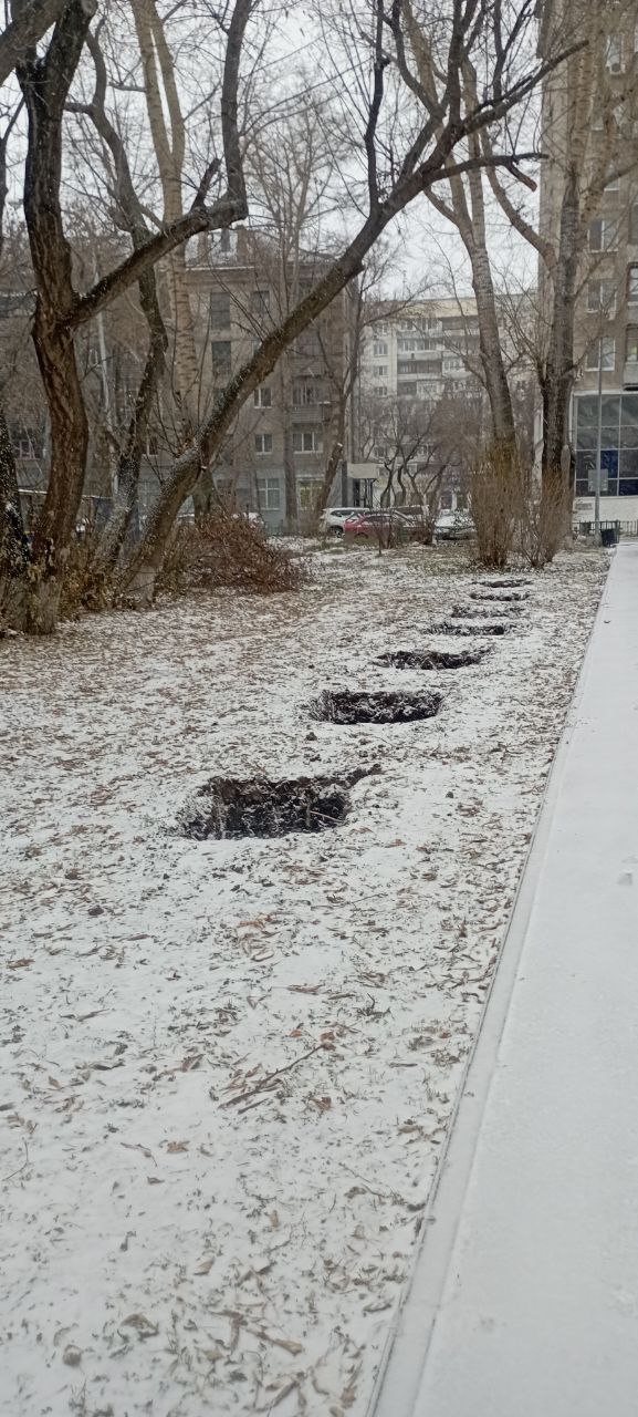 Ямки в сквере Георгия Дьяконова-Дьяченкова: А или Б?