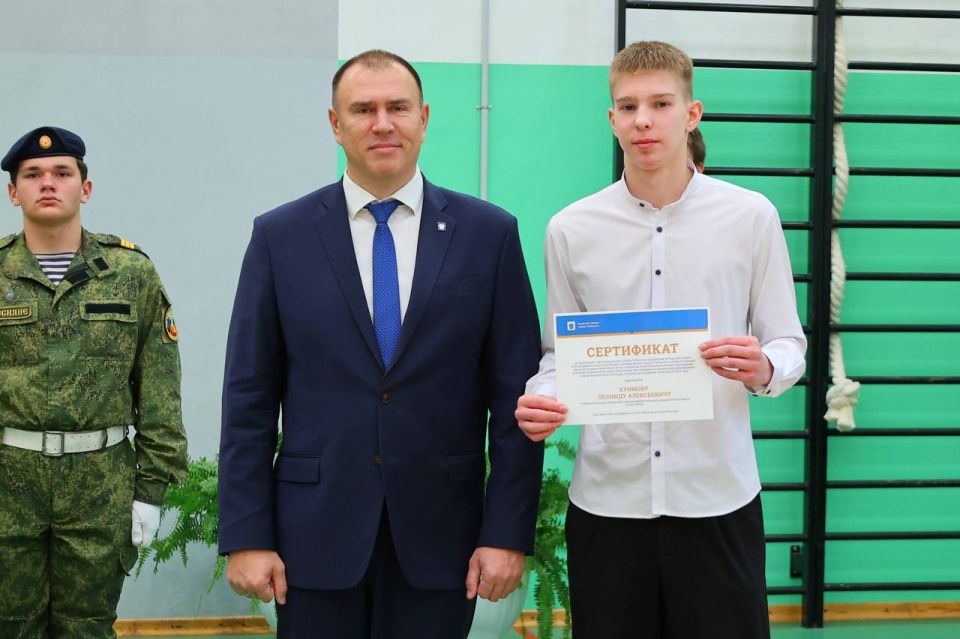 Сегодня, 5 ноября, после полутора месяцев ремонта, ученики школы №17 города Тобольска вернулись в родные стены Сегодня, 5 ноября, после полутора месяцев ремонта, ученики школы №17 города Тобольска вернулись в родные стены