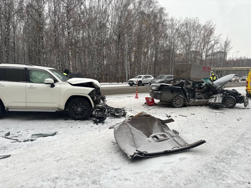 Подробности жесткого ДТП в Тюмени, в котором столкнулись Toyota Mark II и Land Cruiser Подробности жесткого ДТП в Тюмени, в котором столкнулись Toyota Mark II и Land Cruiser