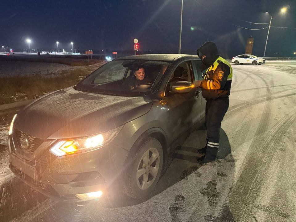 Сотрудники Госавтоинспекции в Тюменской области в сложных погодных условиях несут службу на федеральных автодорогах Сотрудники Госавтоинспекции в Тюменской области в сложных погодных условиях несут службу на федеральных автодорогах