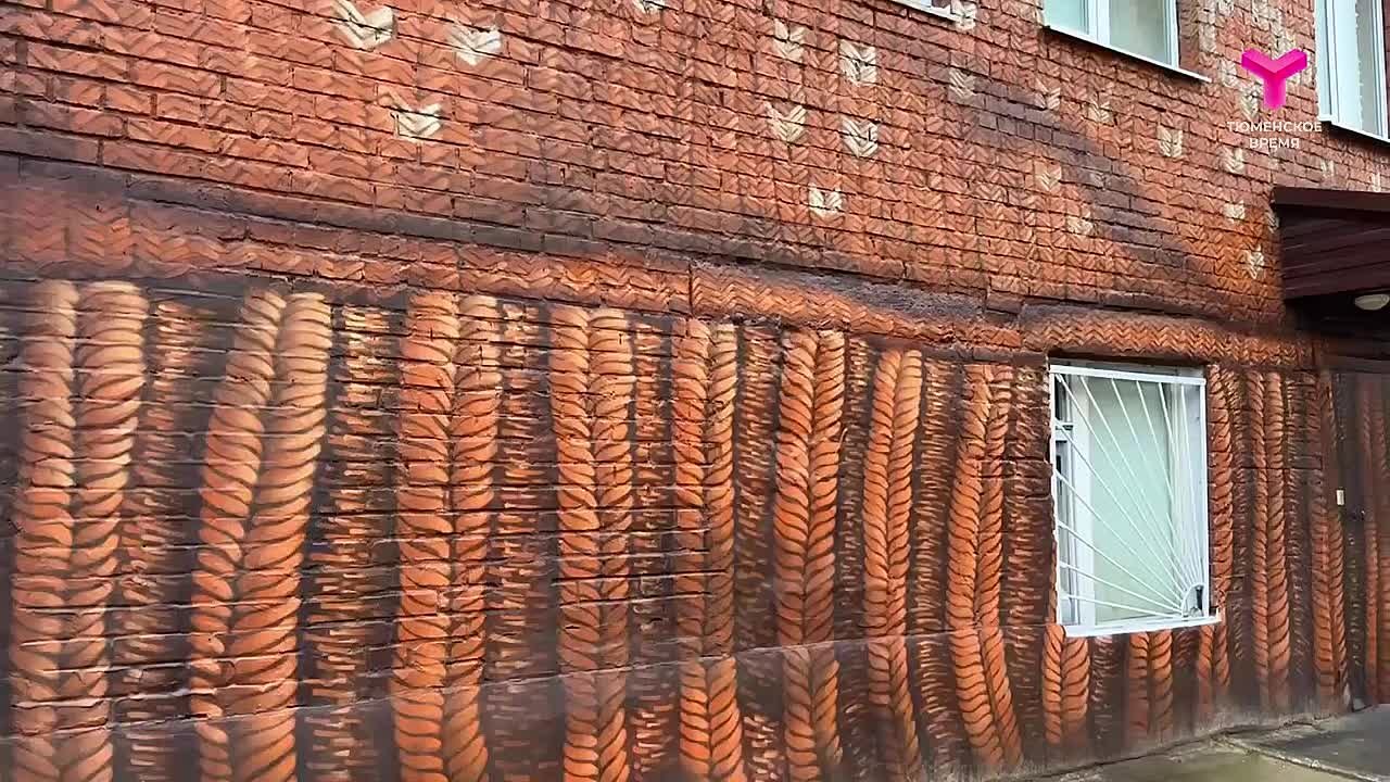 Огромный свитер появился на фасаде одного из домов в Тюмени