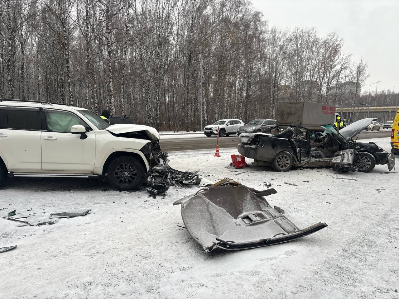 «Тойота Марк2» и «Тойота Лэнд Крузер» столкнулись на ул.Дружбы в районе развязки с улицей Мельникайте в Тюмени «Тойота Марк2» и «Тойота Лэнд Крузер» столкнулись на ул.Дружбы в районе развязки с улицей Мельникайте в Тюмени