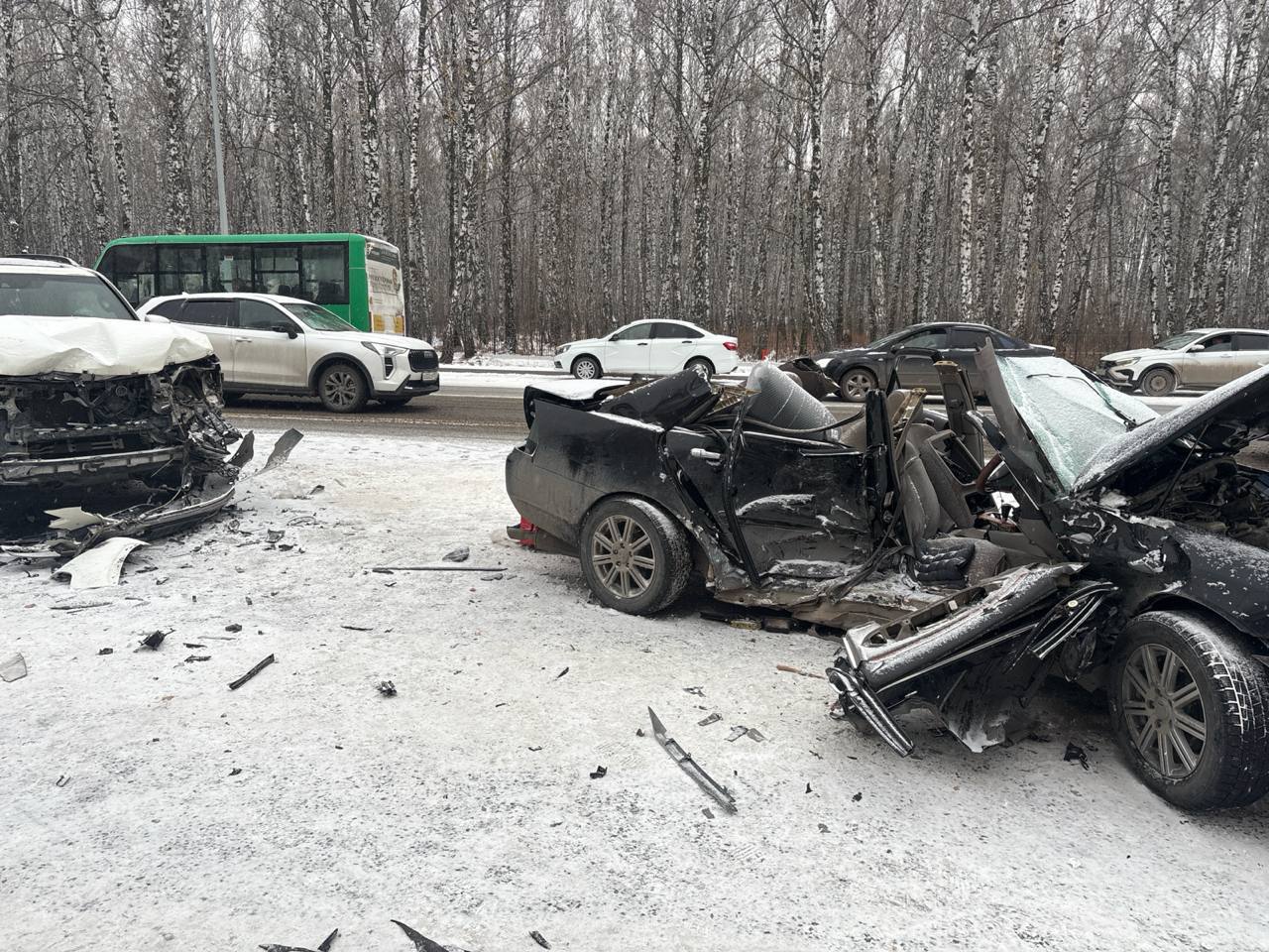 «Тойота Марк2» и «Тойота Лэнд Крузер» столкнулись на ул.Дружбы в районе развязки с улицей Мельникайте в Тюмени «Тойота Марк2» и «Тойота Лэнд Крузер» столкнулись на ул.Дружбы в районе развязки с улицей Мельникайте в Тюмени