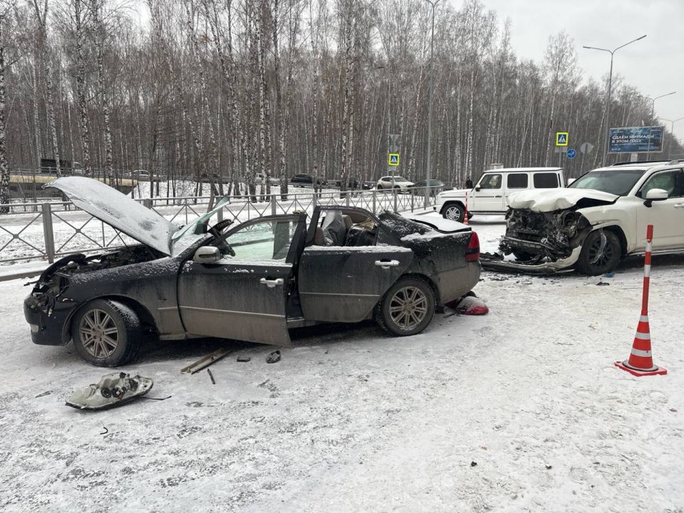 Подробности жесткого ДТП в Тюмени, в котором столкнулись Toyota Mark II и Land Cruiser Подробности жесткого ДТП в Тюмени, в котором столкнулись Toyota Mark II и Land Cruiser