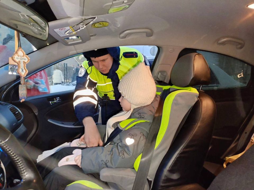 В любую погоду дети должны перевозиться в автомобилях в детских удерживающих устройствах В любую погоду дети должны перевозиться в автомобилях в детских удерживающих устройствах