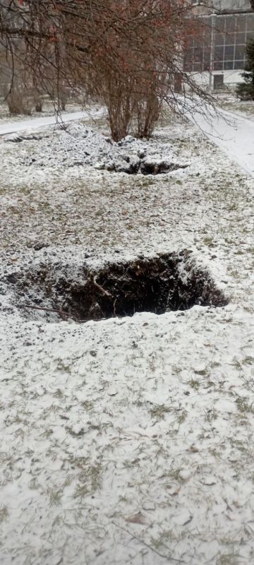 Ямки в сквере Георгия Дьяконова-Дьяченкова: А или Б? Ямки в сквере Георгия Дьяконова-Дьяченкова: А или Б?