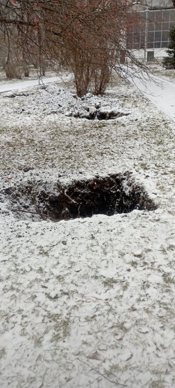 Ямки в сквере Георгия Дьяконова-Дьяченкова: А или Б? Ямки в сквере Георгия Дьяконова-Дьяченкова: А или Б?