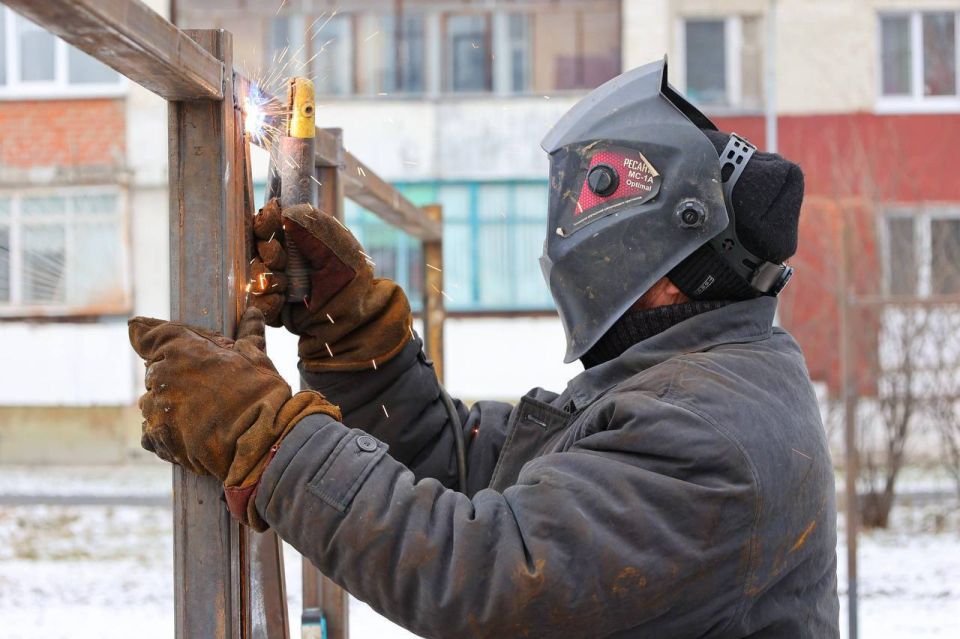 Глава города Тобольска Петр Вагин проверил ход работ по созданию «Космо-парка» – уникального специализированного парка для собак, не имеющего аналогов в России Глава города Тобольска Петр Вагин проверил ход работ по созданию «Космо-парка» – уникального специализированного парка для собак, не имеющего аналогов в России