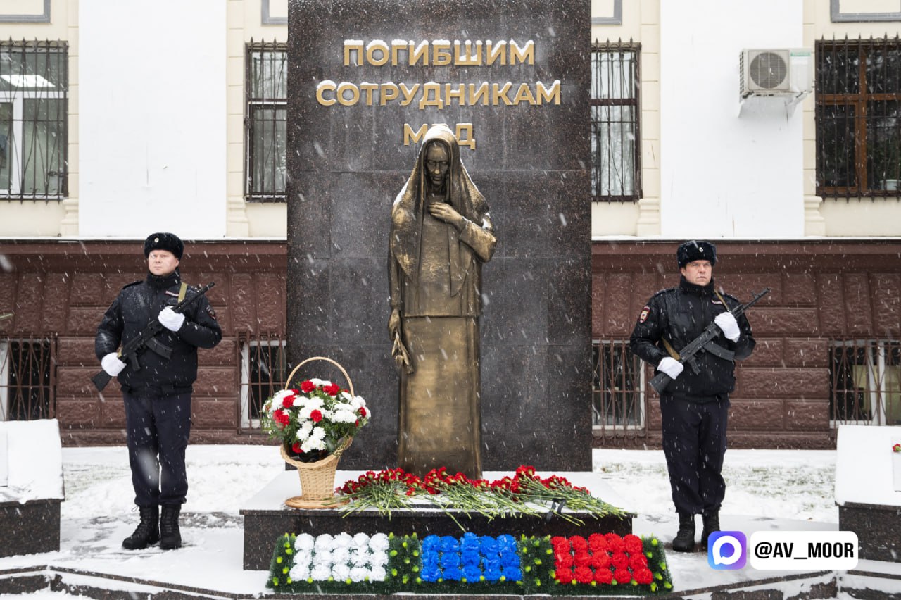 Александр Моор: В преддверии Дня сотрудника органов внутренних дел России почтили память тюменских стражей правопорядка, павших на фронтах Великой Отечественной войны и погибших при исполнении служебных обязанностей Александр Моор: В преддверии Дня сотрудника органов внутренних дел России почтили память тюменских стражей правопорядка, павших на фронтах Великой Отечественной войны и погибших при исполнении служебных обязанностей