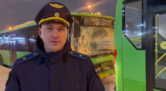 Два пассажирских автобуса столкнулись в Тюмени накануне на остановке «30 лет Победы»