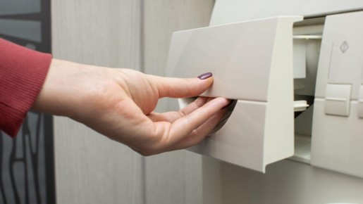 Всю работу сделает за вас: это средство растворит грязь и желтизну на лотке для порошка без остатка