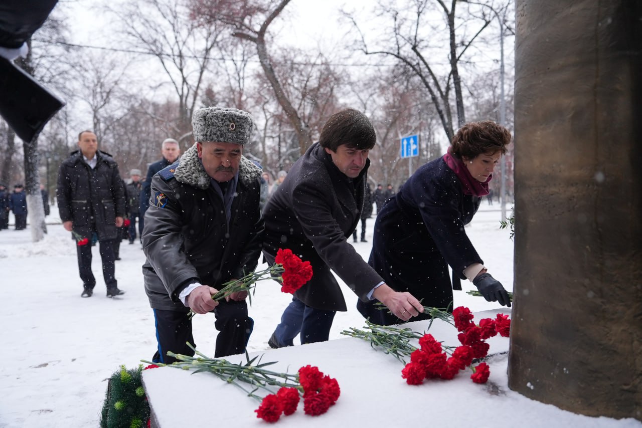 Максим Афанасьев: В преддверии Дня сотрудника органов внутренних дел России в Тюмени прошла торжественная церемония возложения цветов к мемориалу сотрудникам органов внутренних дел, погибшим при исполнении служебного долга Максим Афанасьев: В преддверии Дня сотрудника органов внутренних дел России в Тюмени прошла торжественная церемония возложения цветов к мемориалу сотрудникам органов внутренних дел, погибшим при исполнении служебного долга