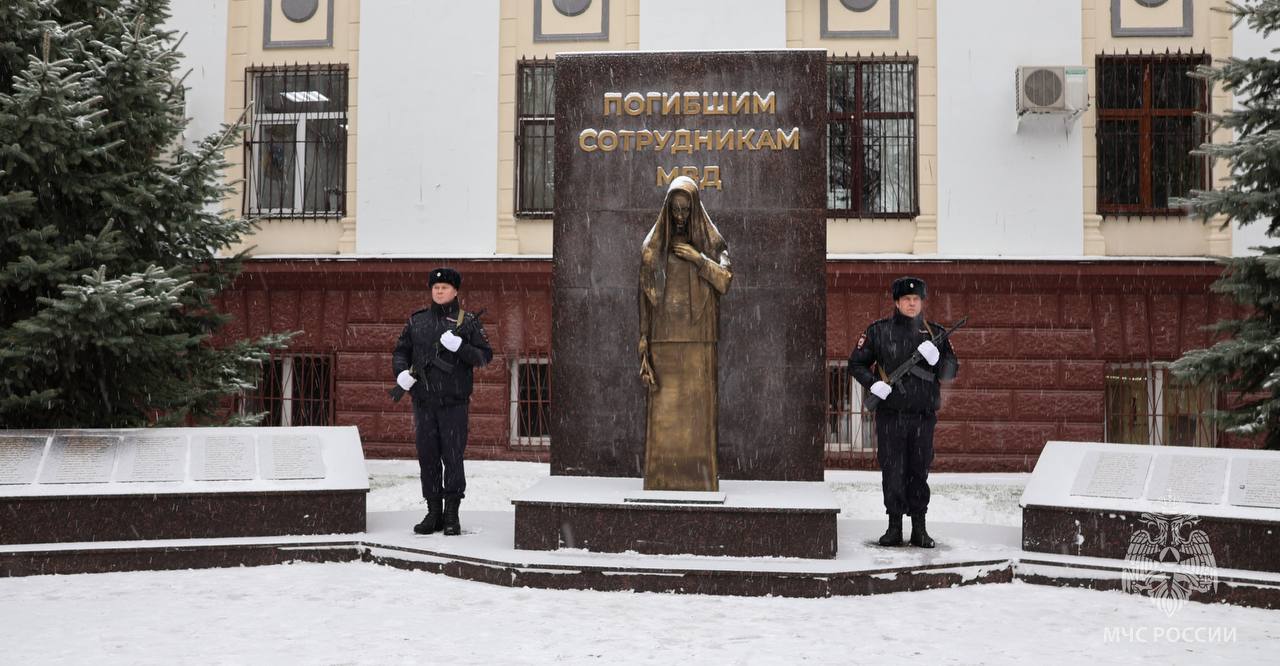 В Тюмени почтили память сотрудников МВД В Тюмени почтили память сотрудников МВД