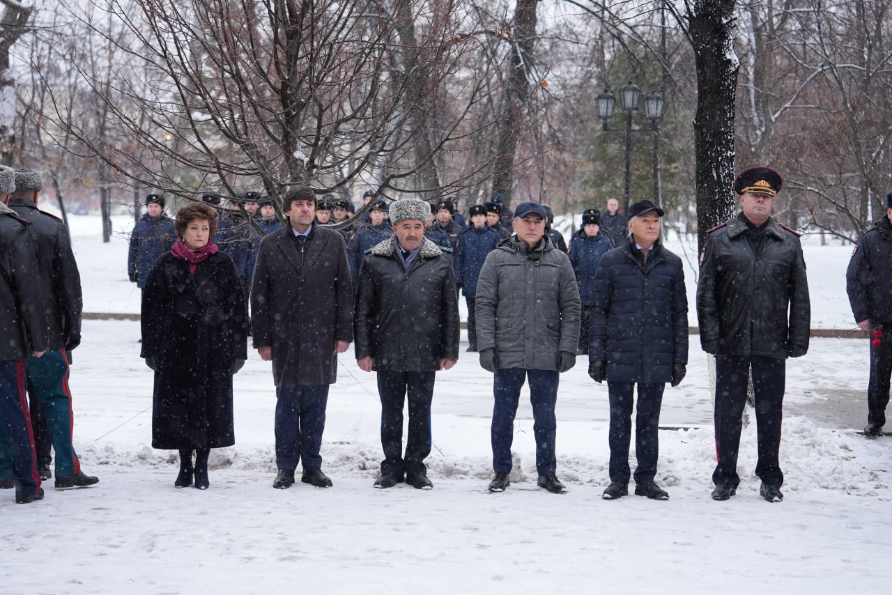 Максим Афанасьев: В преддверии Дня сотрудника органов внутренних дел России в Тюмени прошла торжественная церемония возложения цветов к мемориалу сотрудникам органов внутренних дел, погибшим при исполнении служебного долга Максим Афанасьев: В преддверии Дня сотрудника органов внутренних дел России в Тюмени прошла торжественная церемония возложения цветов к мемориалу сотрудникам органов внутренних дел, погибшим при исполнении служебного долга