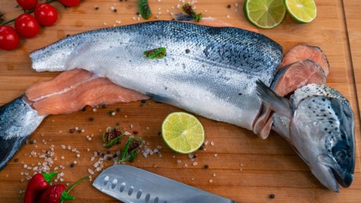 От разделочной доски не будет разить рыбой на всю кухню: натрите вот чем