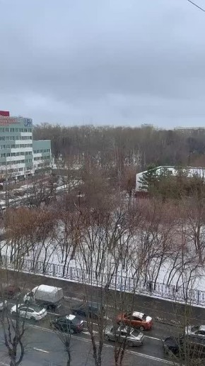 К тюменскому медколледжу на Малыгина съезжаются спасатели