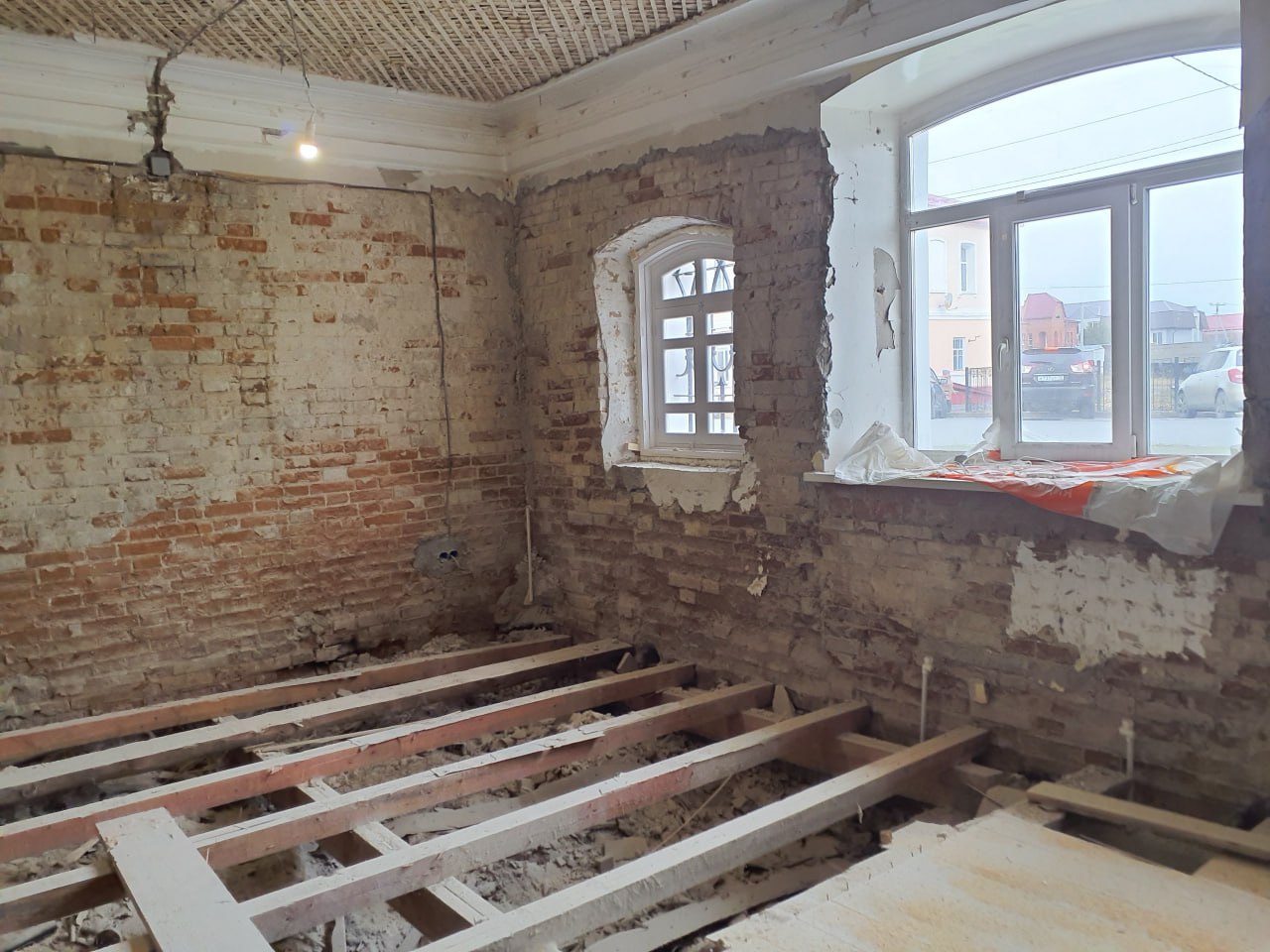 В Ишиме идет преображение одного из самых красивых зданий города В Ишиме идет преображение одного из самых красивых зданий города