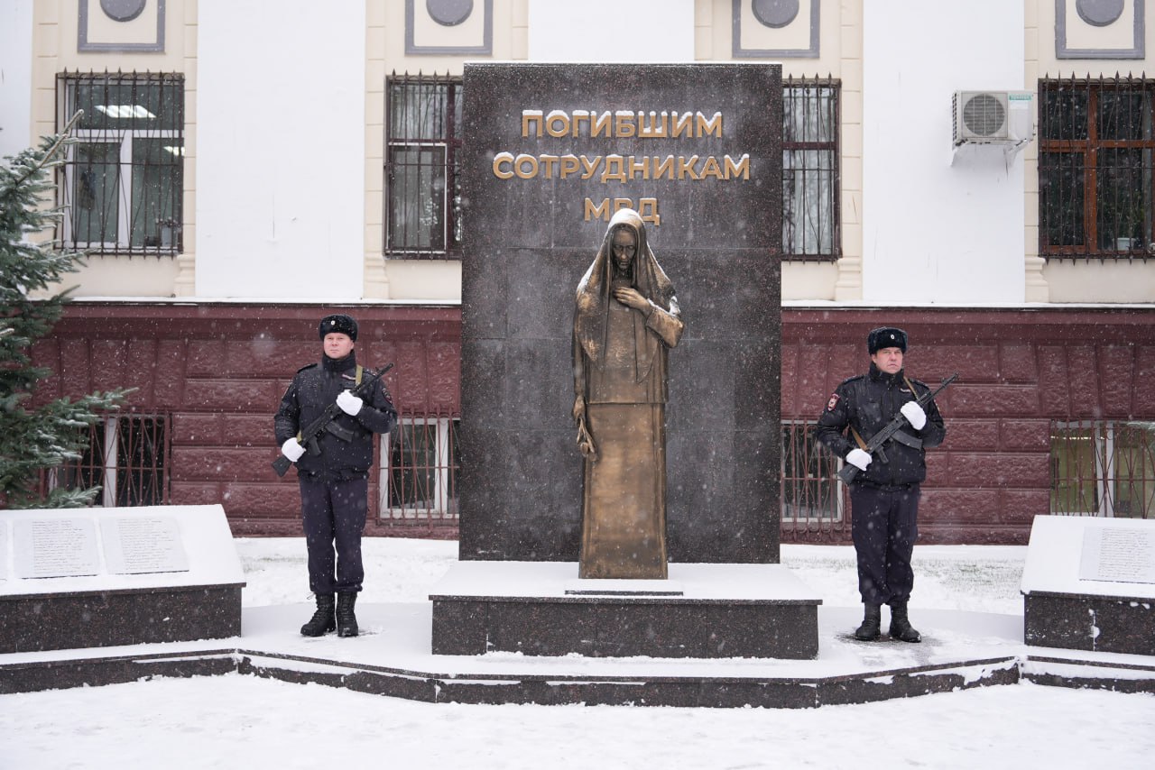 Максим Афанасьев: В преддверии Дня сотрудника органов внутренних дел России в Тюмени прошла торжественная церемония возложения цветов к мемориалу сотрудникам органов внутренних дел, погибшим при исполнении служебного долга