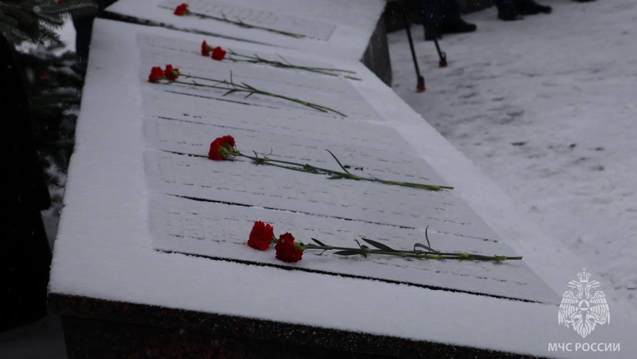 В Тюмени почтили память сотрудников МВД В Тюмени почтили память сотрудников МВД