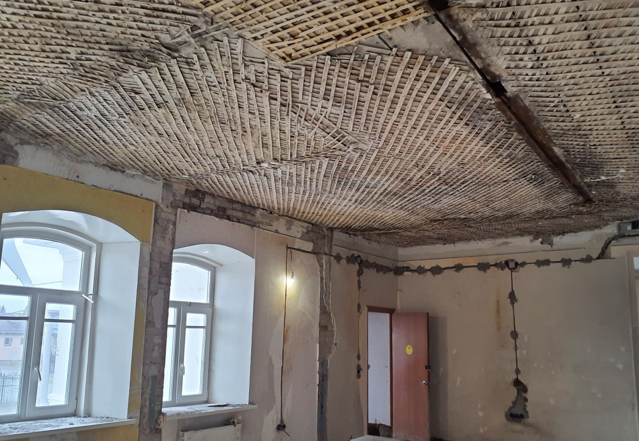 В Ишиме идет преображение одного из самых красивых зданий города В Ишиме идет преображение одного из самых красивых зданий города