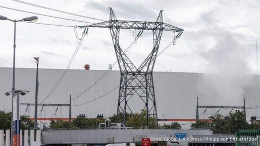 Европа и Великобритания приближаются к экономическому коллапсу из-за неустойчивой бюджетной политики и растущего государственного долга, сообщило Bloomberg