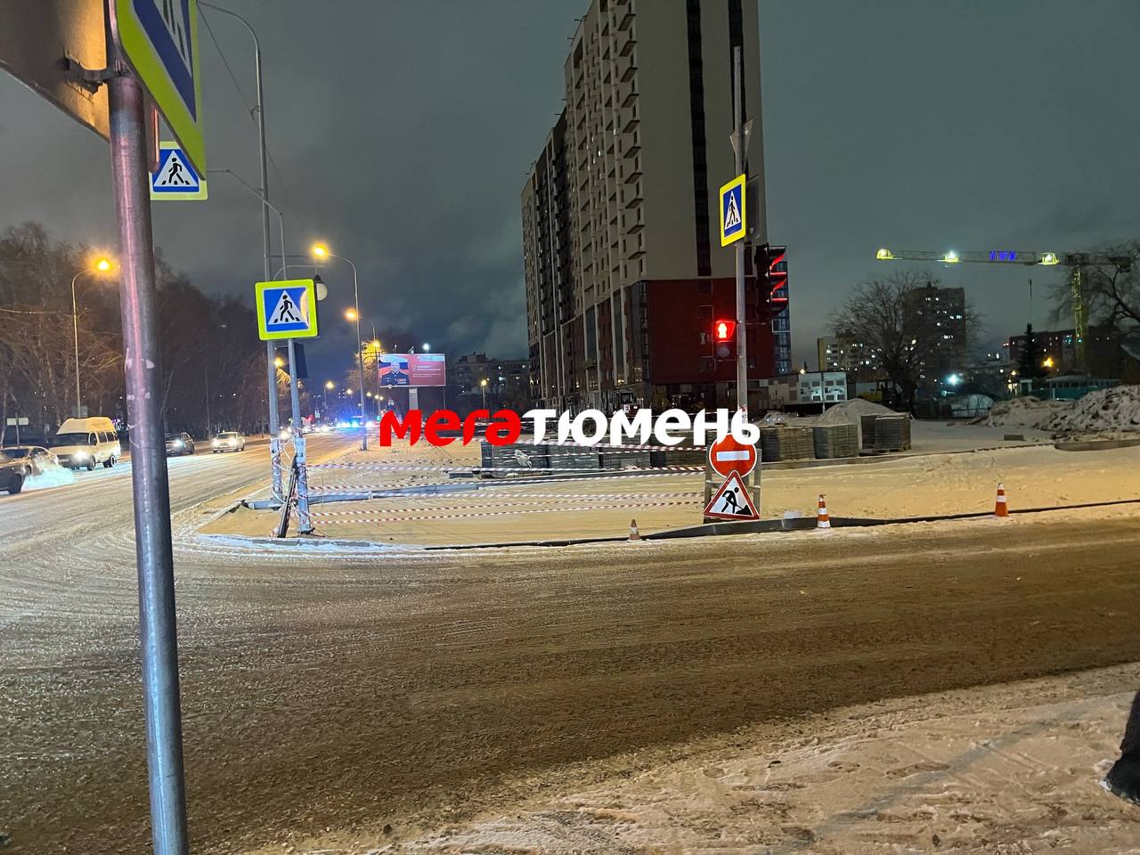 Тюменцы вынуждены ходить по проезжей части из-за стройки на Минской