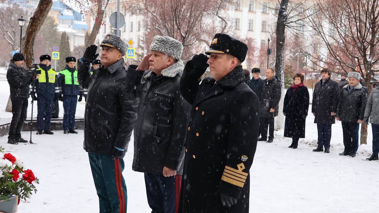 В Тюмени почтили память сотрудников МВД В Тюмени почтили память сотрудников МВД