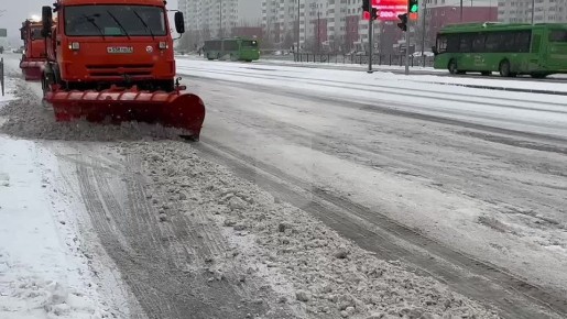 На тюменские улицы выехала дорожная техника, уже сейчас вывезено 591 кубометров снега