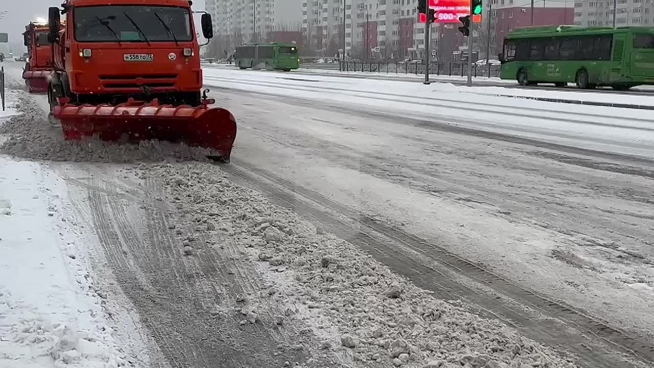 На тюменские улицы выехала дорожная техника, уже сейчас вывезено 591 кубометров снега