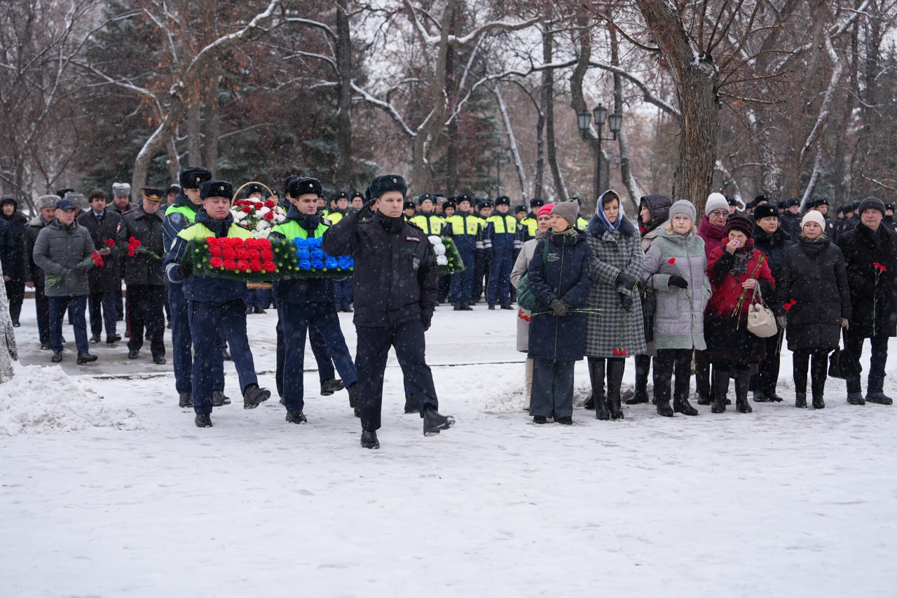 Максим Афанасьев: В преддверии Дня сотрудника органов внутренних дел России в Тюмени прошла торжественная церемония возложения цветов к мемориалу сотрудникам органов внутренних дел, погибшим при исполнении служебного долга Максим Афанасьев: В преддверии Дня сотрудника органов внутренних дел России в Тюмени прошла торжественная церемония возложения цветов к мемориалу сотрудникам органов внутренних дел, погибшим при исполнении служебного долга