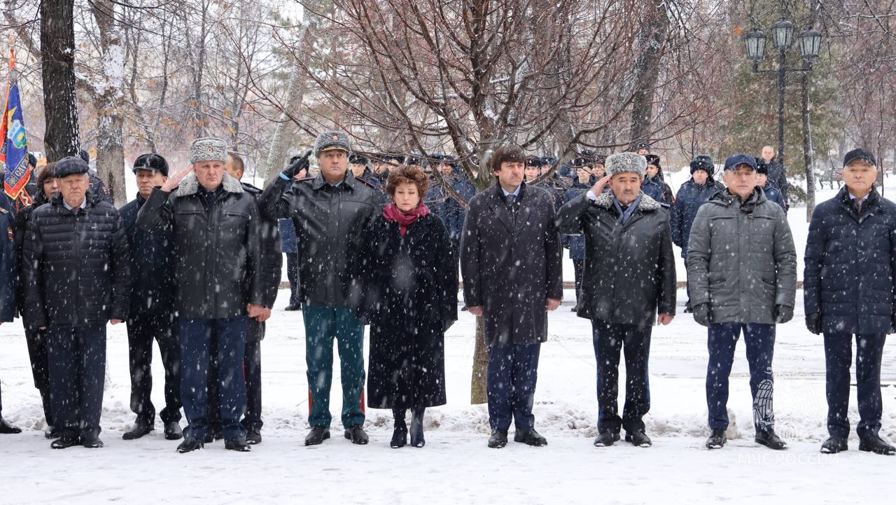 В Тюмени почтили память сотрудников МВД В Тюмени почтили память сотрудников МВД