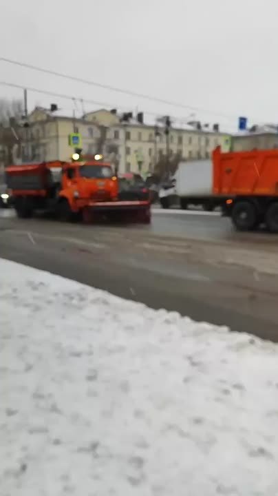 А вот и первые жалобы на уборку снега: тюменцы возмущены, что дороги солят уже сейчас