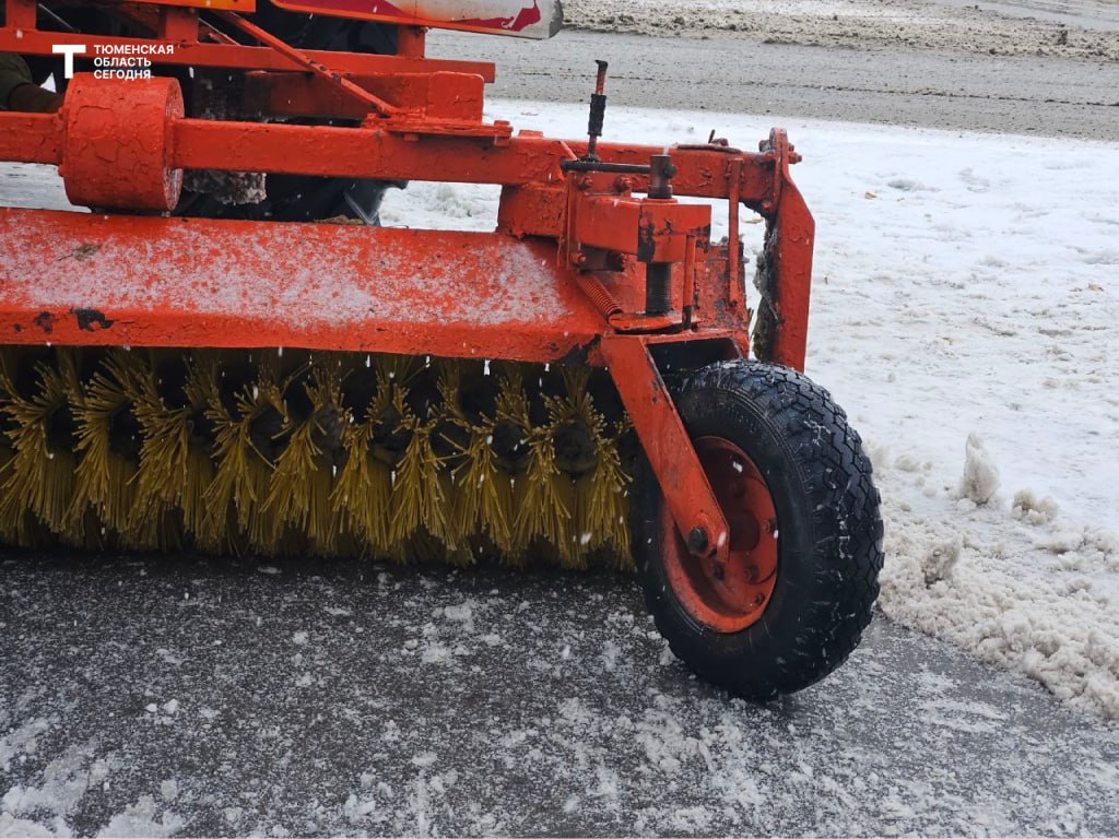 На борьбу со снегопадом в Тюмени вышло 409 единиц спецтехники и 615 дорожных рабочих