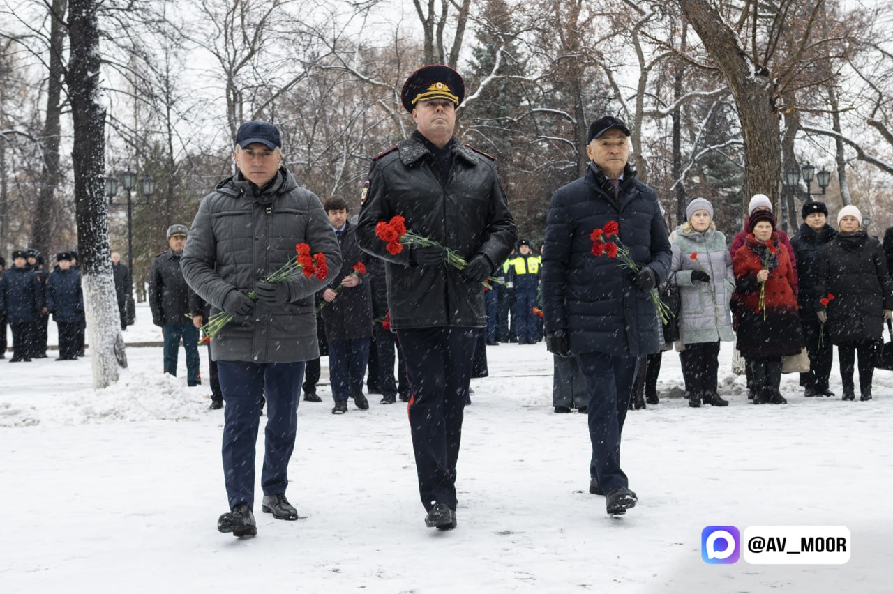 Александр Моор: В преддверии Дня сотрудника органов внутренних дел России почтили память тюменских стражей правопорядка, павших на фронтах Великой Отечественной войны и погибших при исполнении служебных обязанностей