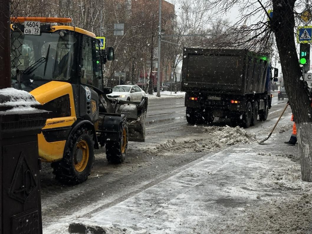 Почти 600 куб. м снега вывезли с улиц Тюмени за сутки