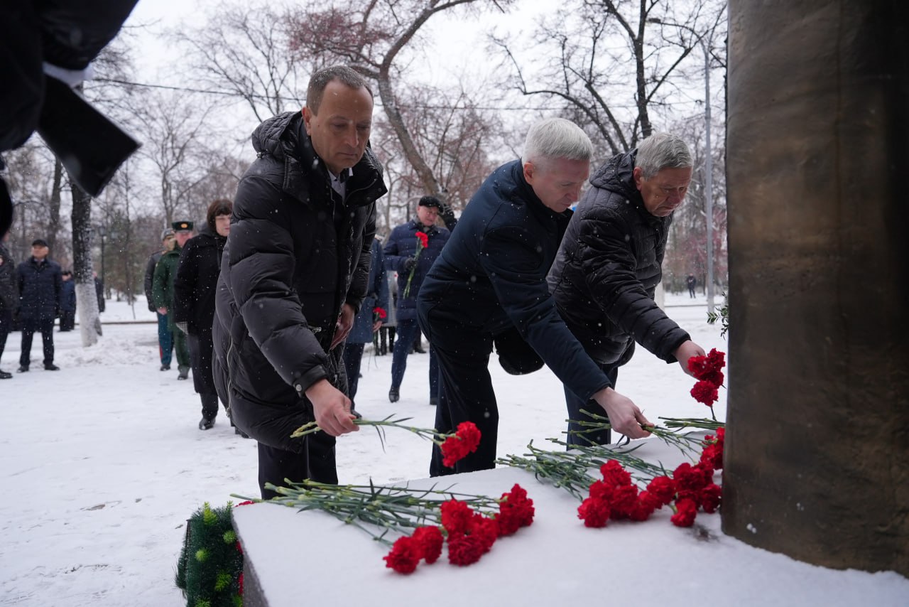 Максим Афанасьев: В преддверии Дня сотрудника органов внутренних дел России в Тюмени прошла торжественная церемония возложения цветов к мемориалу сотрудникам органов внутренних дел, погибшим при исполнении служебного долга Максим Афанасьев: В преддверии Дня сотрудника органов внутренних дел России в Тюмени прошла торжественная церемония возложения цветов к мемориалу сотрудникам органов внутренних дел, погибшим при исполнении служебного долга