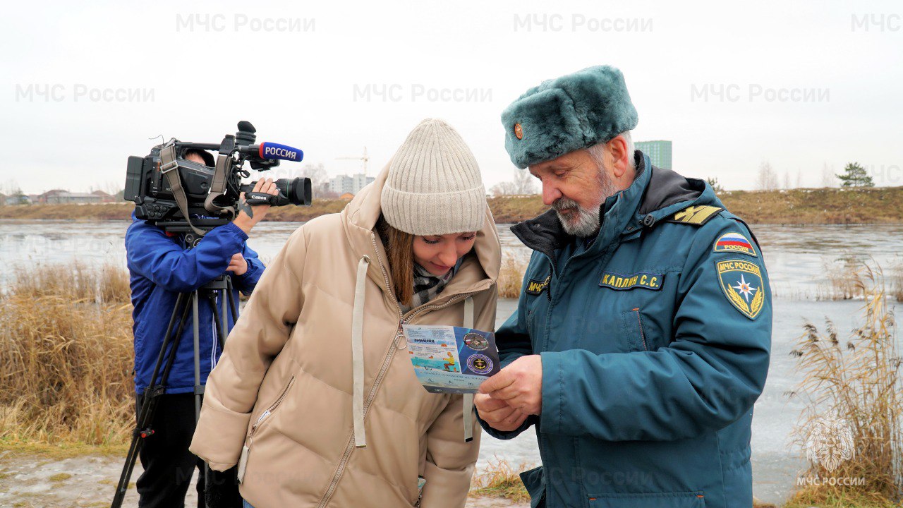 Сотрудники МЧС России напоминают об опасности осеннего льда Сотрудники МЧС России напоминают об опасности осеннего льда