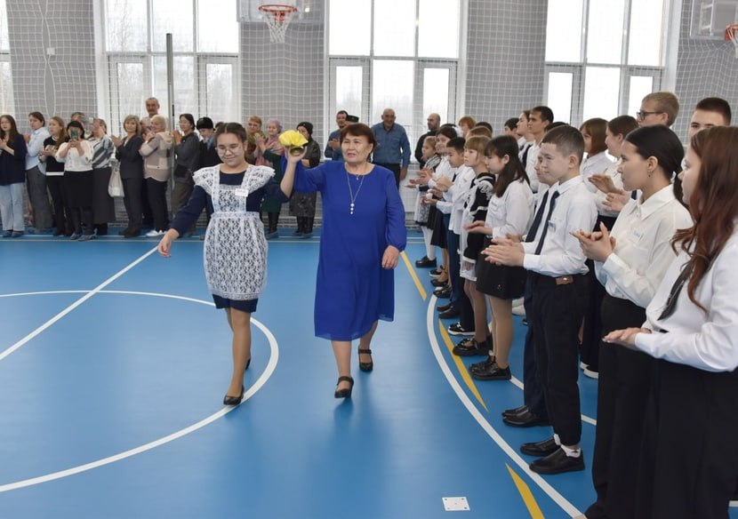 В первый день второй учебной четверти самыми счастливыми школьниками области стали юные жители деревни Большой Краснояр Ярковского муниципального округа В первый день второй учебной четверти самыми счастливыми школьниками области стали юные жители деревни Большой Краснояр Ярковского муниципального округа