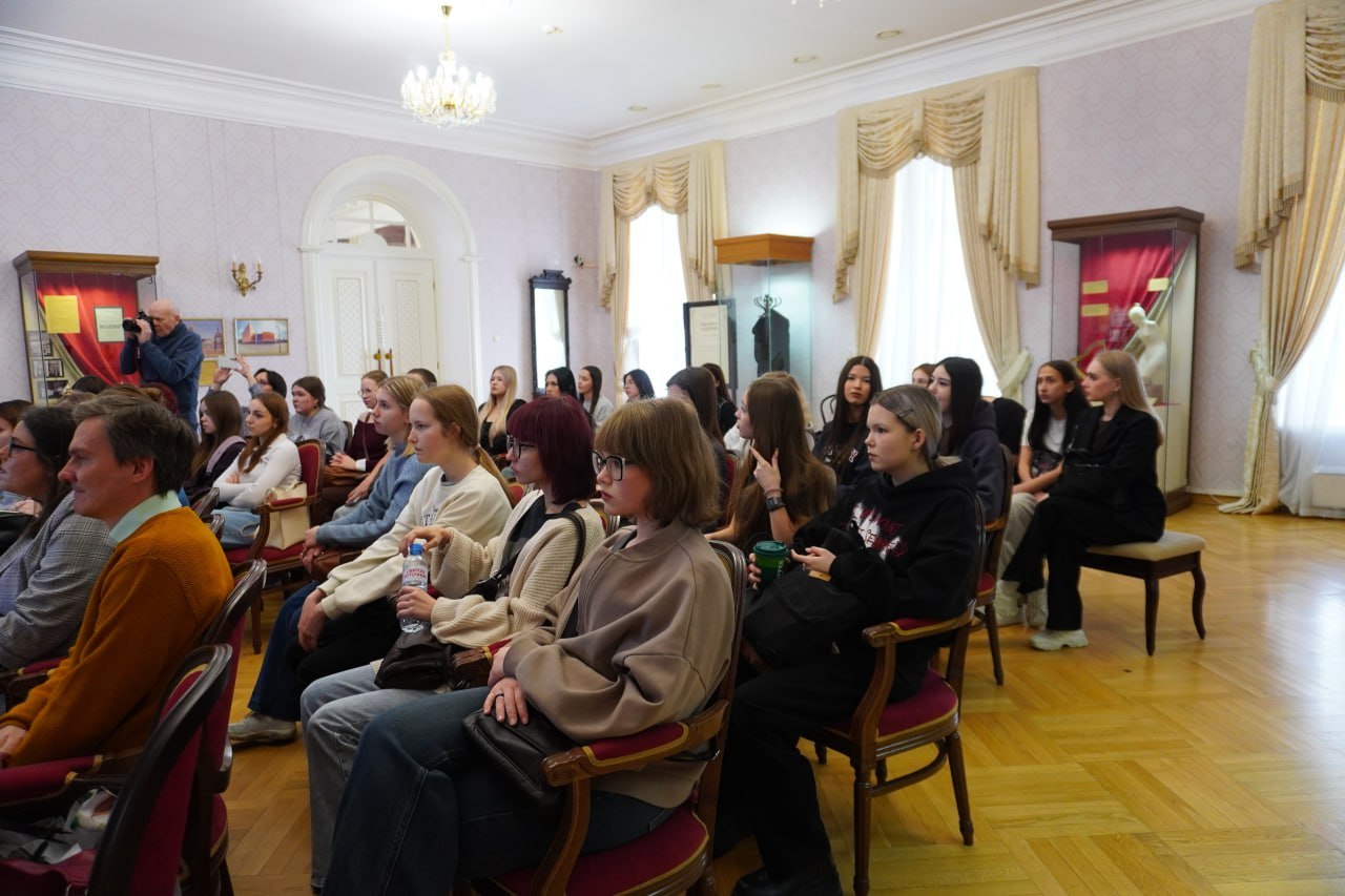День Сибири в Тобольске!. В рамках празднования Дня Сибири во Дворце Наместника прошла увлекательная лекция, посвященная нашему выдающемуся земляку – Дмитрию Ивановичу Менделееву День Сибири в Тобольске!. В рамках празднования Дня Сибири во Дворце Наместника прошла увлекательная лекция, посвященная нашему выдающемуся земляку – Дмитрию Ивановичу Менделееву