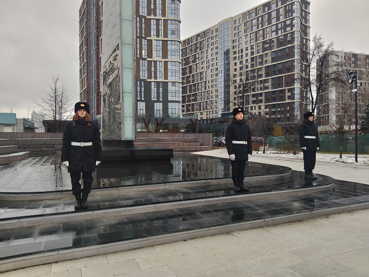 В День воинской славы России тюменские школьники несли Вахту памяти В День воинской славы России тюменские школьники несли Вахту памяти