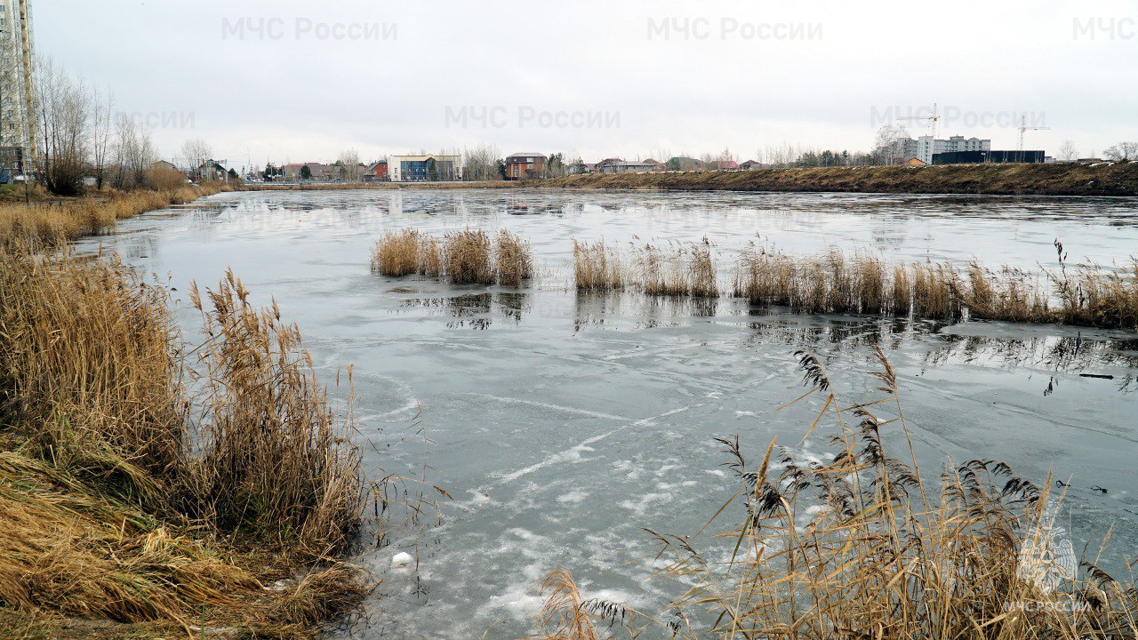 Сотрудники МЧС России напоминают об опасности осеннего льда Сотрудники МЧС России напоминают об опасности осеннего льда